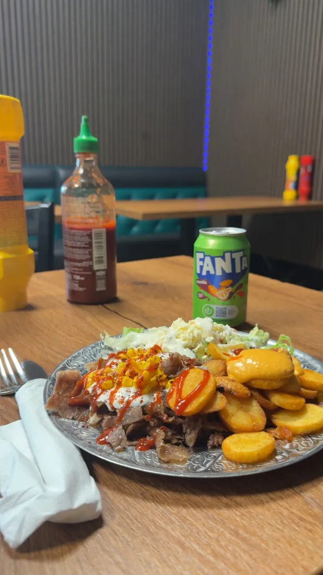 Döner Teller mit Fleisch, Kartoffeln, Salat, Mais und Soßen