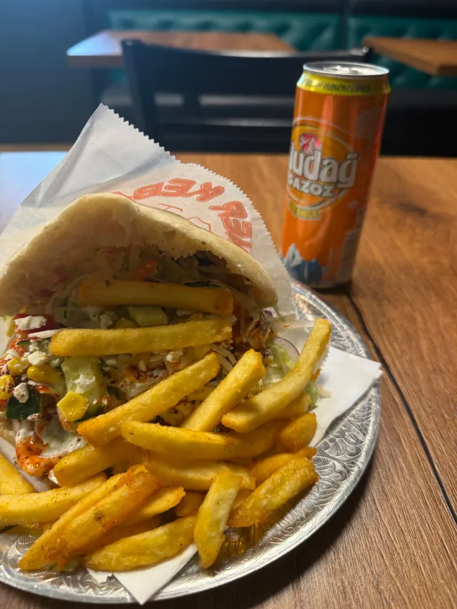 Pom Döner mit Pommes auf einem verzierten Metallteller